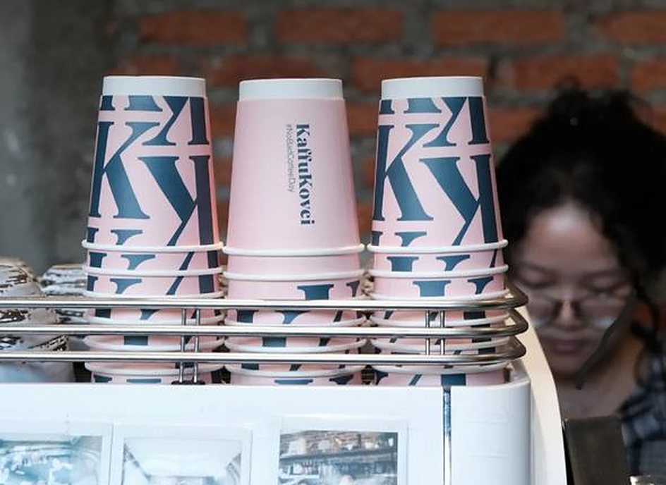 Pink Kaffu Kovéi cups stacked on the espresso machine